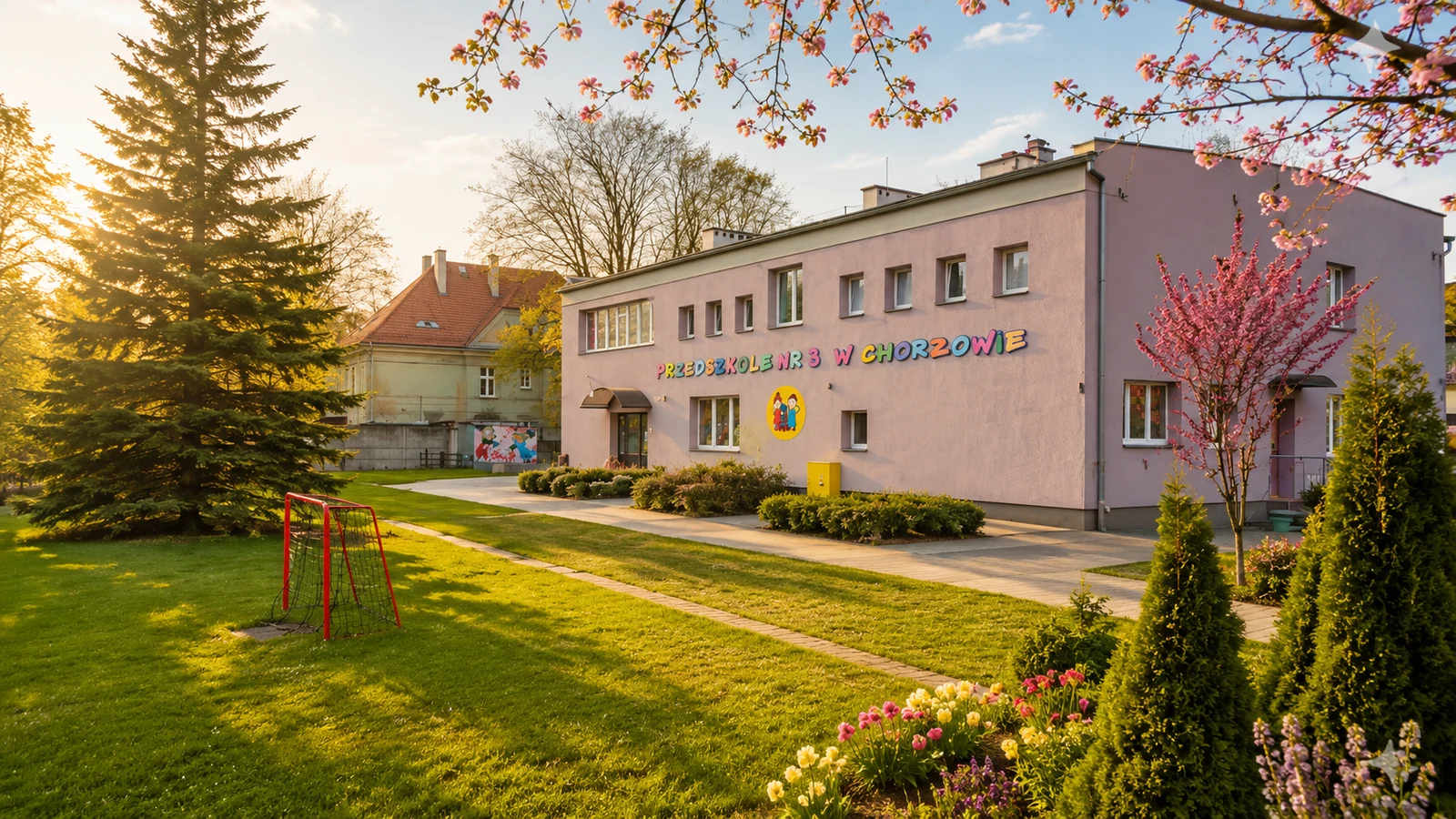 Budynek Przedszkola nr 3 w ciepłym popołudniowym świetle